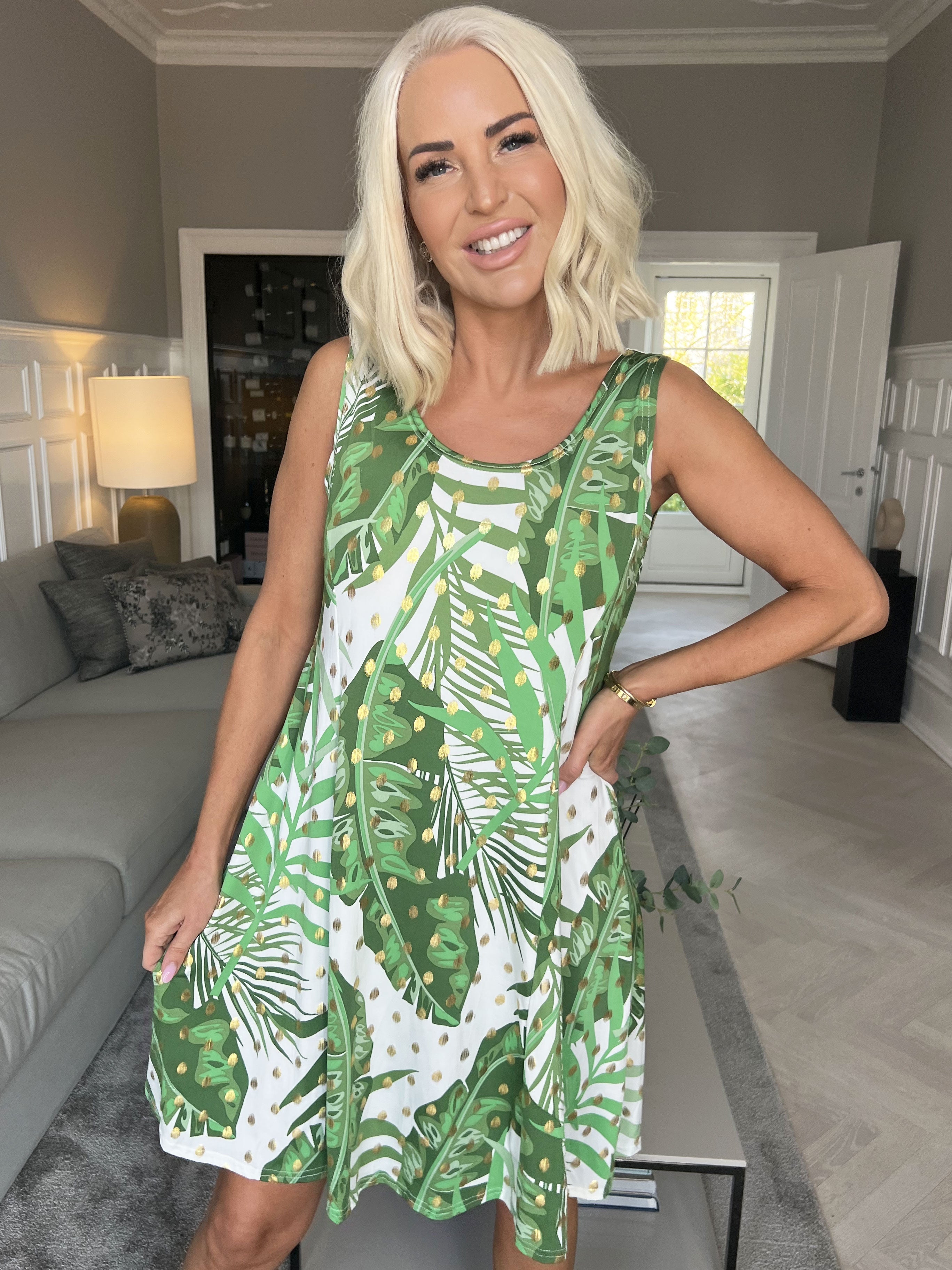 Maj - Söt stretchig sommarklänning med guldfläckar